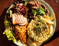 vegetarisches veganes Restaurant: Leckere Tagesgerichte wie zum Beispiel diesen Buchweizen-Kartoffel Salat mit Bohnenmus, Petersilienpesto und gebackenem Sellerie gibt es täglich bei uns. Wir freuen uns auf Euren Besuch! - Littelhaso
