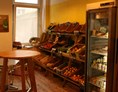vegetarisches veganes Restaurant: hinterer Verkaufsraum mit Obst und Gemüse - Ökotussi - Naturkost, Kaffeekultur & Lebensfreude