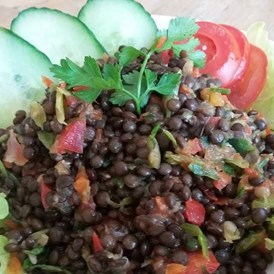 vegetarisches veganes Restaurant: Unser hausgemachter Beluga-Linsensalat mit Paprika, frischer Minze und Blattspinat - Ökotussi - Naturkost, Kaffeekultur & Lebensfreude