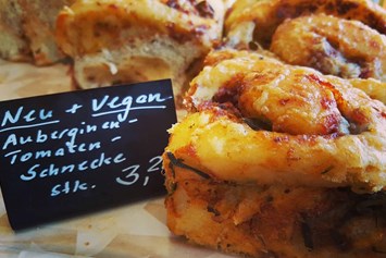 vegetarisches veganes Restaurant: Ein perfekter Snack für zwischendurch: die vegane Auberginen-Tomaten-Schnecke - Ökotussi - Naturkost, Kaffeekultur & Lebensfreude