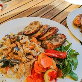 vegetarisches veganes Restaurant: Lupinengeschnetzeltes mit Serviettenknödeln, vegan - LadenCafé Aha GmbH