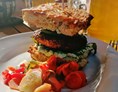 vegetarisches veganes Restaurant: Ichererbsenburger mit hausgemachter veganer Mayonnaise, vegan - LadenCafé Aha GmbH