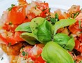 vegetarisches veganes Restaurant: Bruscetta auf hausgemachter Foccacia - LadenCafé Aha GmbH