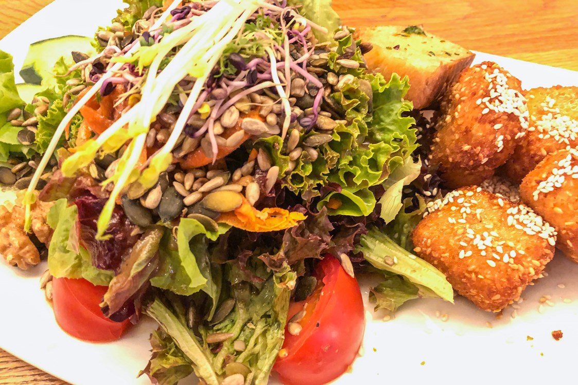 vegetarisches veganes Restaurant: Knuspersalat mit Schafskäsewürfel in Honig-Sesam-Kruste - parkcafè
