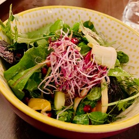 vegetarisches veganes Restaurant: Salat mit ganz verschiedenen Zutaten - La Monella