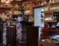 vegetarisches veganes Restaurant: Die Bar im moms creation, einladender Innenraum, viel Holz, sehr authentisch - mom's creation