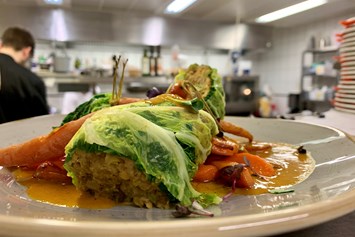 vegetarisches veganes Restaurant: Wirsingroulade gefüllt mit roten Linsen - Kleehof in der Gärtnerstadt