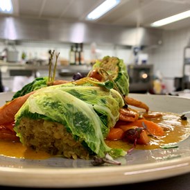 vegetarisches veganes Restaurant: Wirsingroulade gefüllt mit roten Linsen - Kleehof in der Gärtnerstadt