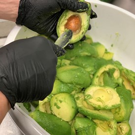 vegetarisches veganes Restaurant: Die Guacamole wird frisch und vegan zubereitet! - Erdapfel Hamburg