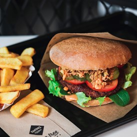 vegetarisches veganes Restaurant: Swing Burger mit Soja Patty und Fries  - Swing Kitchen