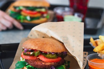 vegetarisches veganes Restaurant: Chilli Burger mit Soja Patty  - Swing Kitchen
