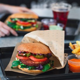 vegetarisches veganes Restaurant: Chilli Burger mit Soja Patty  - Swing Kitchen