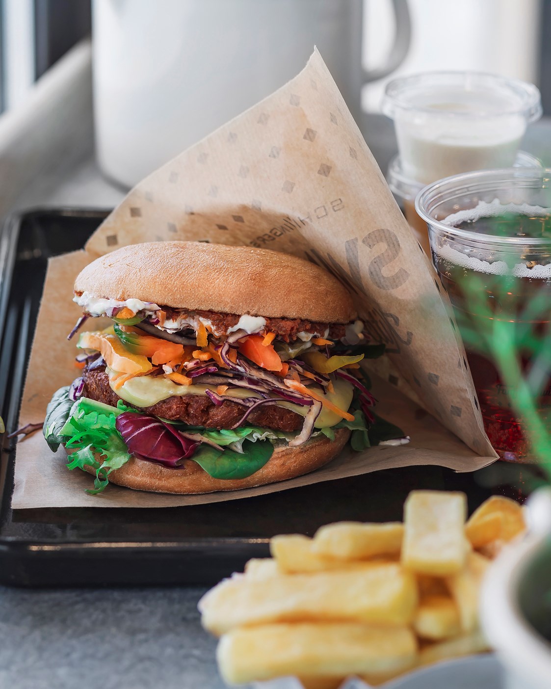 vegetarisches veganes Restaurant: Cheese Burger mit Soja Patty und Fries  - Swing Kitchen