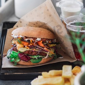 vegetarisches veganes Restaurant: Cheese Burger mit Soja Patty und Fries  - Swing Kitchen