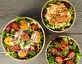 vegetarisches veganes Restaurant: Nugget Salad, Garden Salad und Cole Slaw  - Swing Kitchen