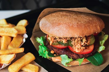 vegetarisches veganes Restaurant: Swing Burger mit Soja Patty und Fries  - Swing Kitchen 
