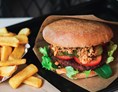 vegetarisches veganes Restaurant: Swing Burger mit Soja Patty und Fries  - Swing Kitchen 