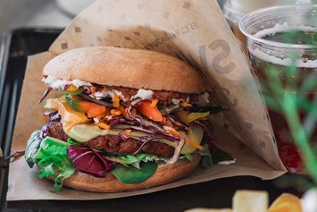 vegetarisches veganes Restaurant: Cheese Burger mit Soja Patty und Fries  - Swing Kitchen 