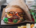 vegetarisches veganes Restaurant: Cheese Burger mit Soja Patty und Fries  - Swing Kitchen 