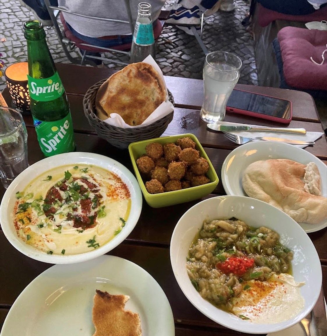 vegetarisches veganes Restaurant: Beliebte Gerichte: Hummus Rot (Hummus mit rote Matbouha und Falafel) und Sababa Ganoush (Hummus mit Auberginensalat und Falafel) - Falafel Sababa