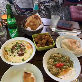 vegetarisches veganes Restaurant: Beliebte Gerichte: Hummus Rot (Hummus mit rote Matbouha und Falafel) und Sababa Ganoush (Hummus mit Auberginensalat und Falafel) - Falafel Sababa