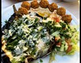 vegetarisches veganes Restaurant: Beliebte Gerichte: Sababa Aubergine - Teller - Falafel Sababa