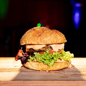 vegetarisches veganes Restaurant: Veganer HHamburger:
Cocktailsoße, Erdnüsse, Salat, rote Zwiebeln, Gurke, haus­gemachtes Pattie, Tomate und Coleslaw - SchmaKo - KNUST