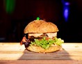 vegetarisches veganes Restaurant: Veganer HHamburger:
Cocktailsoße, Erdnüsse, Salat, rote Zwiebeln, Gurke, haus­gemachtes Pattie, Tomate und Coleslaw - SchmaKo - KNUST
