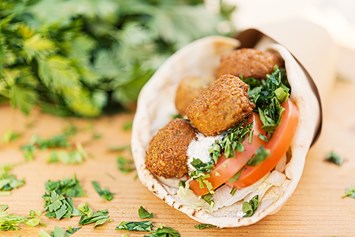 vegetarisches veganes Restaurant: Falafel im Wrap - Alexander Gretz