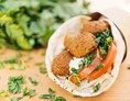 vegetarisches veganes Restaurant: Falafel im Wrap - Chakula