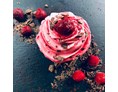 vegetarisches veganes Restaurant: Genau so sollten vegane Muffins aussehen: Mit Schoko und Erdbeeren 🍓 - Hope Fresh