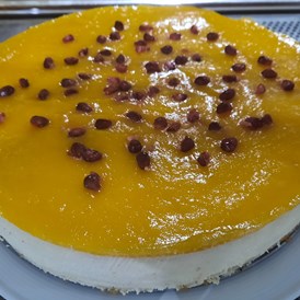vegetarisches veganes Restaurant: Keesesahnetorte mit Mango - "Matisse" Crêperie & Bistro