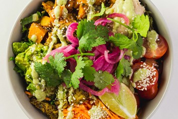 vegetarisches veganes Restaurant: coco california bowl - Rå | bowls & juices.