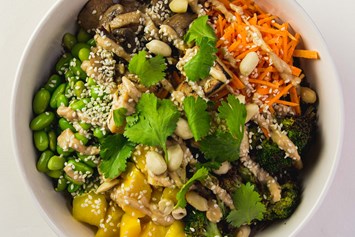 vegetarisches veganes Restaurant: tokyo teriyaki bowl - Rå | bowls & juices.
