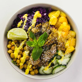 vegetarisches veganes Restaurant: manhattan mango bowl - råbowls
