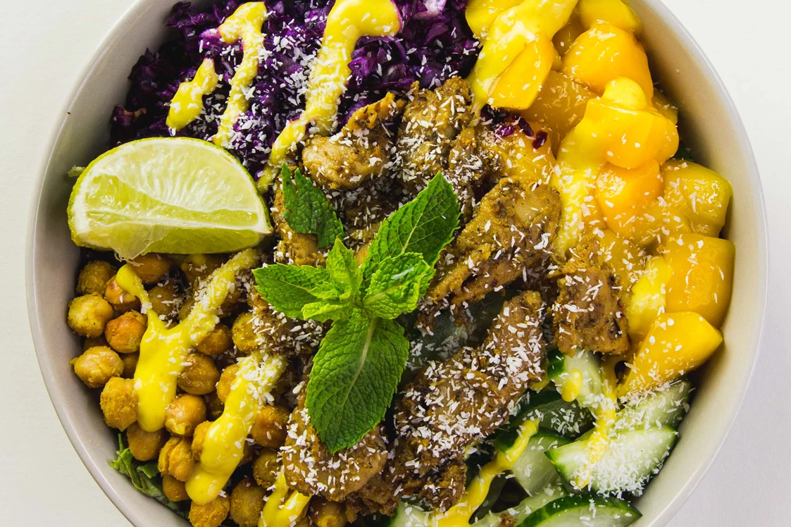 vegetarisches veganes Restaurant: manhattan mango bowl - råbowls