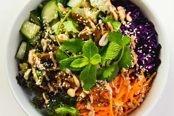 vegetarisches veganes Restaurant: thai temptation bowl - råbowls