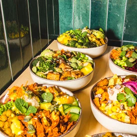 vegetarisches veganes Restaurant: tasty, fresh, richly-filled bowls. - råbowls
