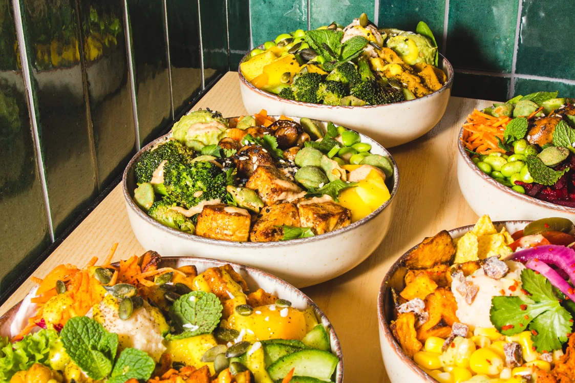 vegetarisches veganes Restaurant: tasty, fresh, richly-filled bowls. - råbowls