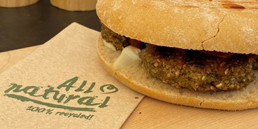 vegetarisch vegan essen gehen - Oberbayern - Veganer Burger mit Grünkern, Tomaten, Zwiebeln, Gürkchen und veganer Majonaise - Bohne 37