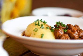 vegetarisches veganes Restaurant: Ungarisches Gulasch mit Kartoffelknödeln und Apfelrotkohl
(vegan) - Zur Alten Fleischerei