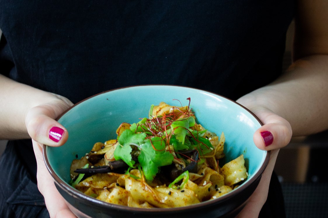 vegetarisches veganes Restaurant: Chili Garlic Noodles mit Aubergine und Tofu  - neufneuf Bühnen Bistro