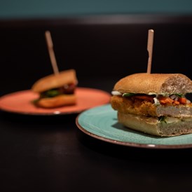 vegetarisches veganes Restaurant: Banh Mi Chay mit Tofu Katsu Patty - neufneuf Bühnen Bistro