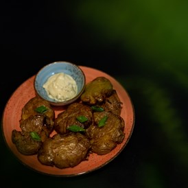 vegetarisches veganes Restaurant: Crispy Potatoes mit Wasabi-Limetten-Aioli - neufneuf Bühnen Bistro