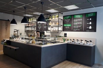 vegetarisches veganes Restaurant: Gastraum mit Theke  - Schnibbelgrün