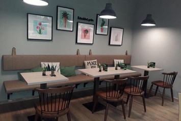 vegetarisches veganes Restaurant: Gastraum mit Sitzplätzen - Schnibbelgrün