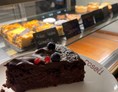 vegetarisches veganes Restaurant: Hausgemachte Kuchen, auch viele vegane & glutenfreie Kuchen!🫶 - Roseli Café & Bar