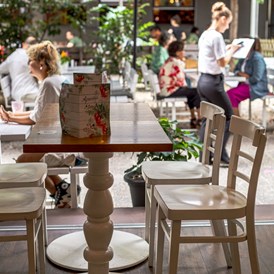 vegetarisches veganes Restaurant: Der Blick auf die Terrasse - Roseli Café & Bar
