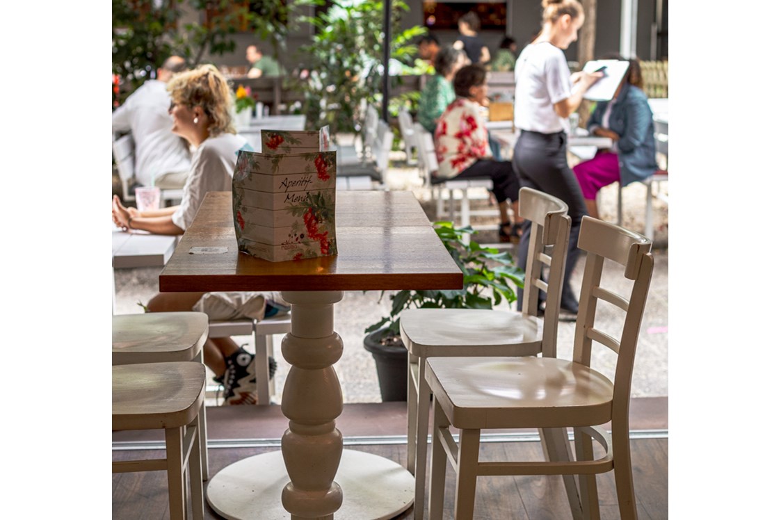 vegetarisches veganes Restaurant: Der Blick auf die Terrasse - Roseli Café & Bar
