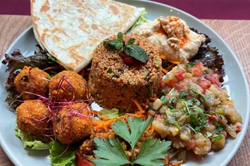 vegetarisches veganes Restaurant: Aus der Wochenkarte: orientalischer Spezialitätenteller - Roseli Café & Bar